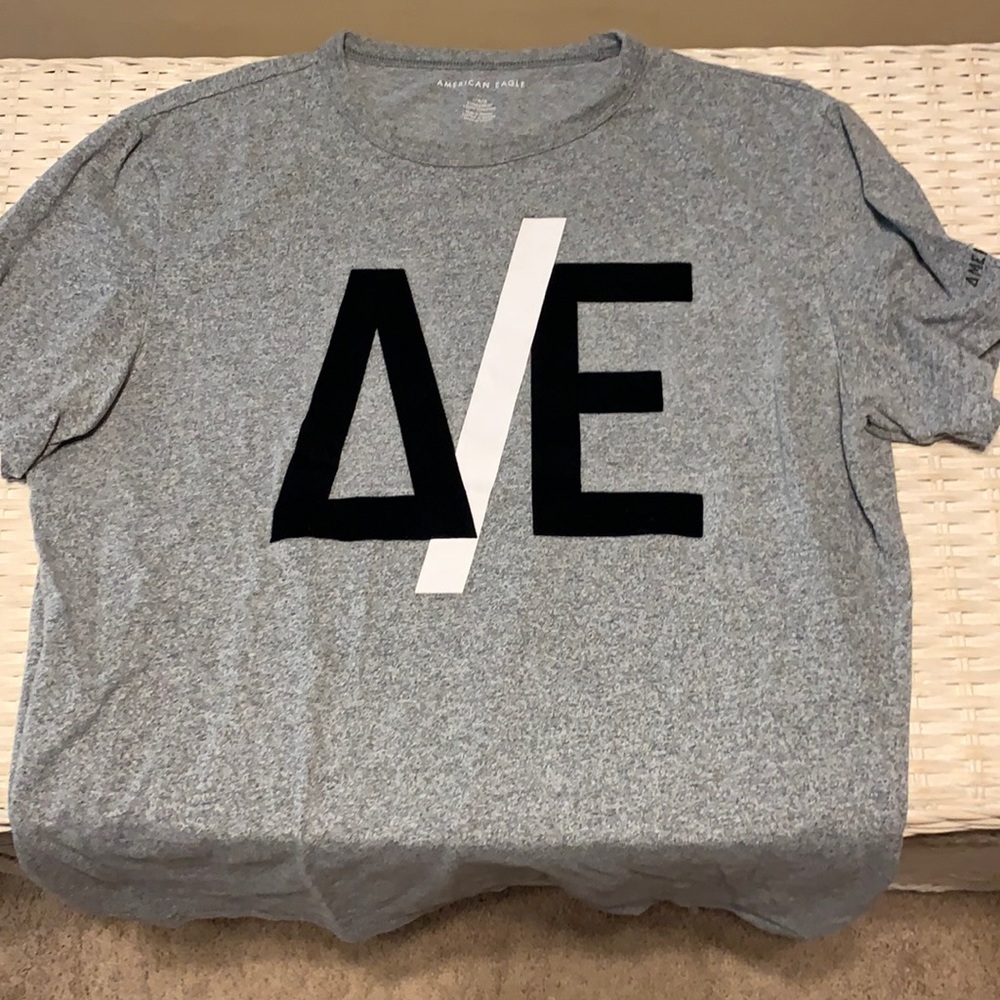 Men’s AE t- shirt size L